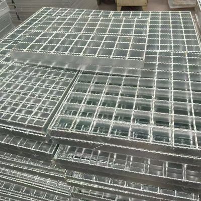 Stalowa siatka, która pełni rolę podłogi w budynku i zdobi otoczenie