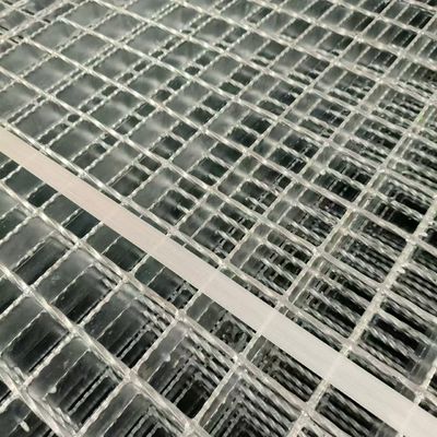Zastosowane aluminiowe kratki niepoślizgowe do platform przemysłowych