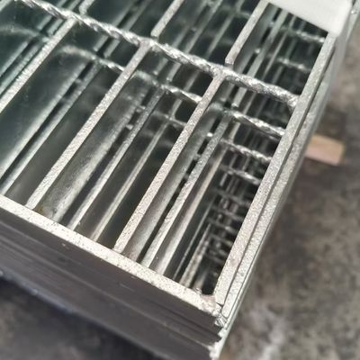Łatwe w montażu stalowe kratki: uproszczenie instalacji
