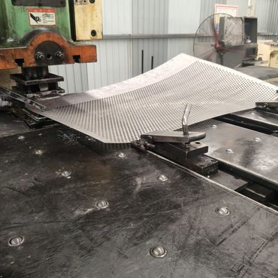 Długość 3000 mm Metalowa blacha perforowana w kolorze czarnym dla środowisk ciężkich i temperatur