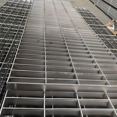 Przemysłowe płaskie stalowe kratki z 100 mm prześcieradłem pomiędzy prętami i procesem spawania