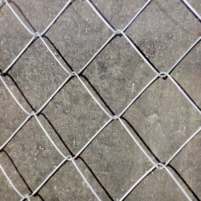 Uniwersalny ogrodzenie łańcuchowe z elastycznymi opcjami rozmiaru siatki i grubości zapewniające bezpieczeństwo i wydajność wentylacji