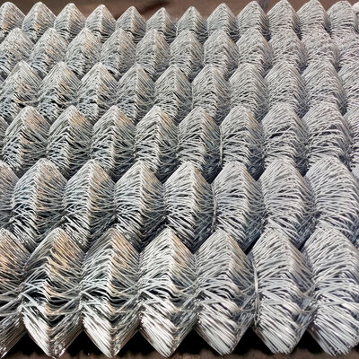 Ogrodzenie łańcuchowe z trwałą siatką metalową z równomiernie rozmieszczonymi otworami zapewniającymi doskonałą kompresję i wydajność naciągową