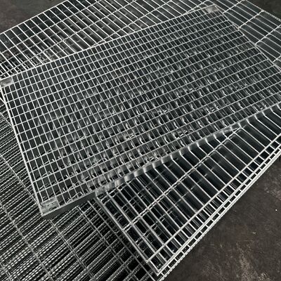 Stalowe siatki przemysłowe posiadają profesjonalne parametry i spełniają normy wydajności OSHA i EN.